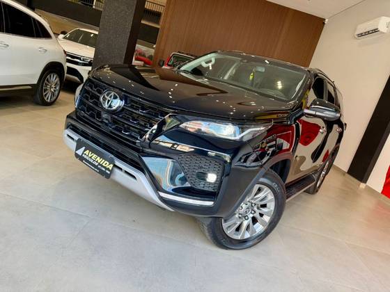TOYOTA HILUX SW4 2.8 D-4D TURBO DIESEL SRX 7L 4X4 AUTOMÁTICO
